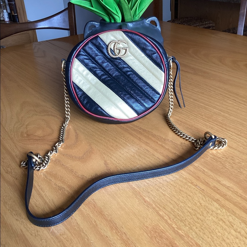 Beautiful round leather Gucci Marmont handbag